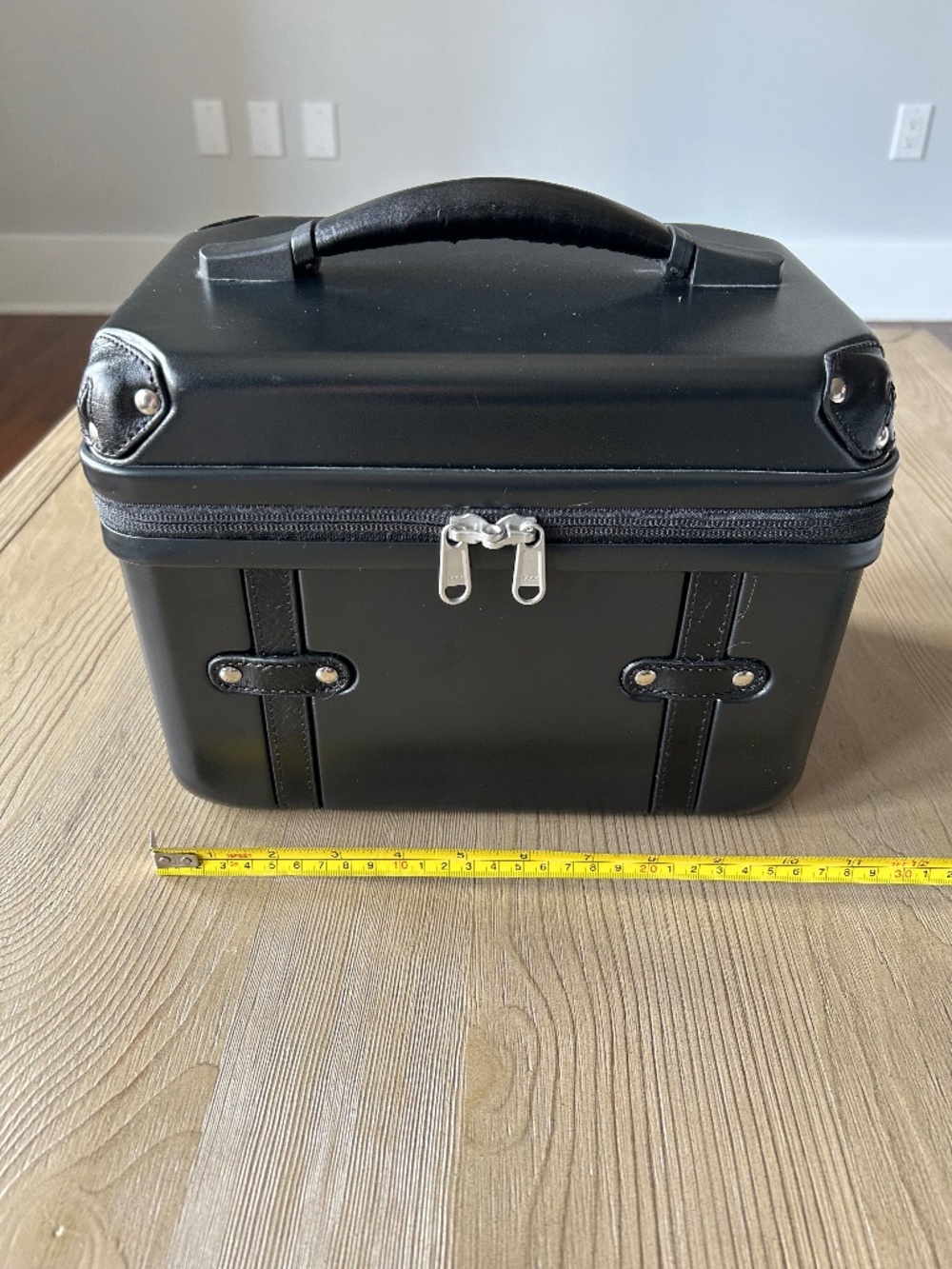Mark and Graham Terminal 1 Cosmetic Case in Black/Black